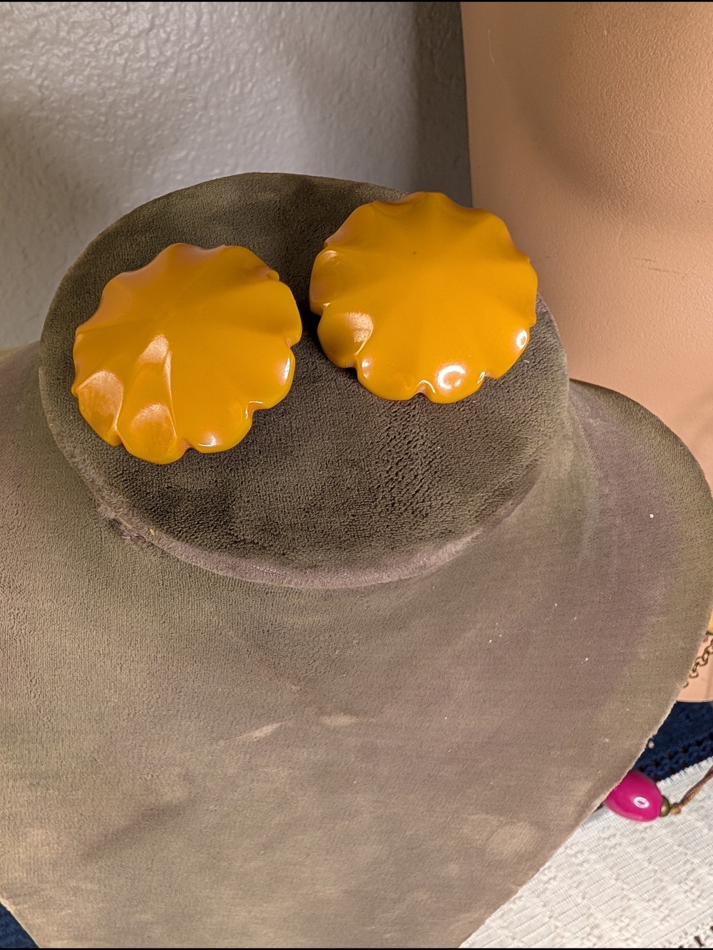 Bakelite Scalloped Edge Round Clip-On Earrings — Butterscotch Yellow